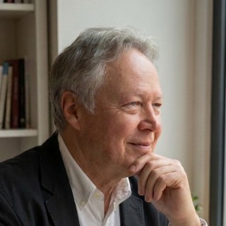 Reiner Ebel am Schreibtisch